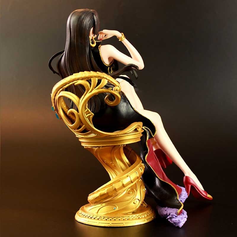 Figurine Boa Hancock sur fauteuil doré